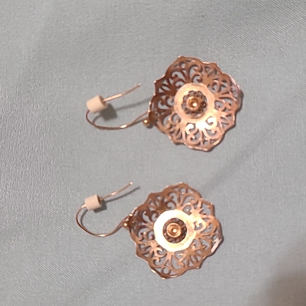 10k filigree dangle earrings . Beautiful vintage design. - Picture 2 of 5